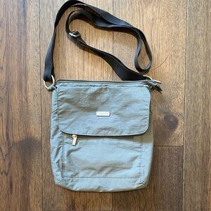 Baggallini Crossbody Bag in Light Gray